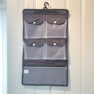 Nessesär  - Nessesär som går att hönga upp med många smidiga fack. Oanvänd.