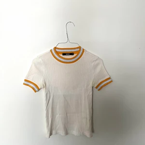 tröja från bikbok - supertrevlig tröja, som är lite 70-tals inspired. fatta matcha med undsvängda byxor i typ brunt mmm😩👌 säljer då den är för liten på mig tyvärr:( skriv för mer bilder, frakt ingår i priset!!