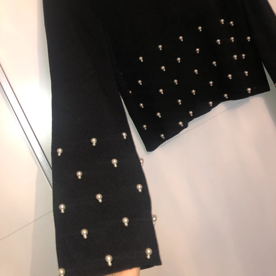 Kort stickad tröja med pärlor - 90
