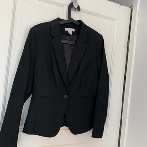 Svart kavaj - En svart kavaj ifrån HM, endast andvänd en gång 🥰