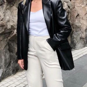 Trendig skinnjacka ZARA - Säljer denna populära konstläderjacka från ZARA 🖤 Storlek M (oversize). Använd 2-3 gånger. Frakt 110kr 📦 