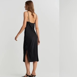 Sidenklänning - Såååå fin sidelklänning från gina! Har själv letat efter den här länge och blev så glad när jag hittade den nu på plick! Men tyvärr va den liite för liten för mig:(. Den har två väldigt små ”revor” men är inget man tänker på alls tycker jag (se sista bilden). 199kr inklusiv frakt