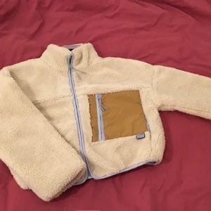 Teddy jacket - Beige teddyjacka med ljusblå insida från pull&bear. Köpt här på plick (förra säljarens bilder) Strl L