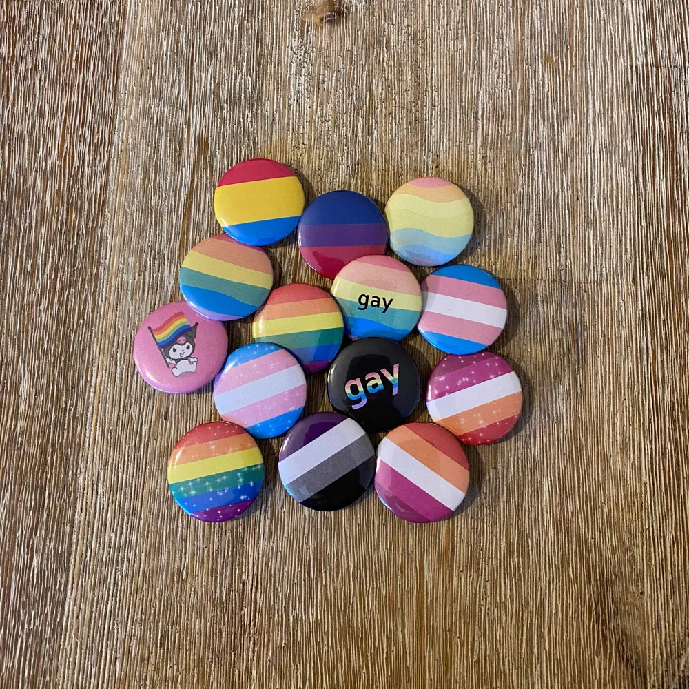 Pride pins till salu, alla på bilden 10:-/st och vill du ha någon annan flagga är det bara att skriva till oss, vi gör dem för 15:-/st. 🌈 Frakten är 12:- oavsett antal ✨. Accessoarer.