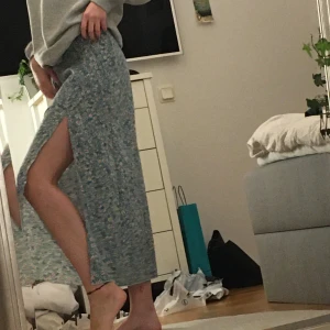 Lång blommig kjol - Kjol från SHEIN aldrig använd för att den va lite för stor i midjan för mig. Jättefint material och inget fel på den! Köparen står för frakt! strlk XS men passar S