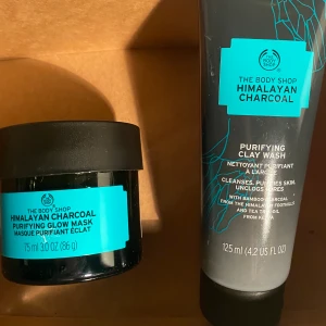 Himalayan charcoal the body shop - Himalayan charcoal skin purifying kit från the body shop. Har testat tvätten en gång men masken är oanvänd, säljer p.g.a att jag fick en likadan ansiktsmask i julklapp. Ger ansiktet ett fint glow✨💕