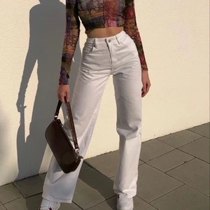 Snygga vita jeans! - Första bilden är lånad! Säljer dessa snygga vita jeans. Köpte de för 559. Säljer de/Börjar budningen på 250kr. Skriv till mig om du har några frågor! :) Kolla gärna in mina andra plagg jag säljer :)