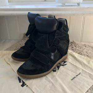 Isabel Marant skor - Svarta Isabel Marant skor i strl 39, men passar även 38. Lite slitna men väldigt snygga och sköna. Säljes för 1000kr. Nypris ca 4000kr. Finns i Billdal, Göteborg, men kan mötas i centrala Göteborg eller fraktas. 