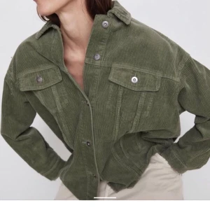 GRÖN ZARA MANCHESTERJACKA -  Zara Manchesterjacka i storlek S, frakten inräknat i priset.