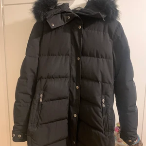 Hollies jacka modell Subway storlek 42 - Det är en Hollies jacka med modellen subway har haft den i ett par månader nu och skulle vilja sälja den då jag har gått ner i vikt.