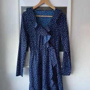KLÄNNING med stjärnor  - Blå klänning från Zara med små vita stjärnor! Är så snygg och skön!!!