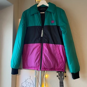 Acne Studios Puffer - Populär Acne studios jacka, Odgar Face. Fodrad puffer i coachmodell.  Använd ca 2-3ggr så den är i perfekt skick! Storlek XXS men passar XXS-S. Passar mig som är en klassisk S!   Archive #acne #acnestudios #face #puffer #populär #trend