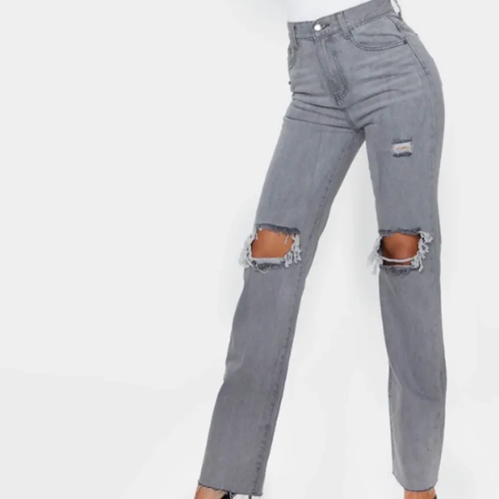 Säljer dessa skitsnygga grå jeans med hål på knäna. De var verkligen mina favoritbyxor men tröttnade på de! De är i jättebra skick och i storlek 38 men passar mig som är 36💕. Jeans & Byxor.