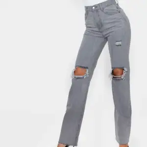 Säljer dessa skitsnygga grå jeans med hål på knäna. De var verkligen mina favoritbyxor men tröttnade på de! De är i jättebra skick och i storlek 38 men passar mig som är 36💕