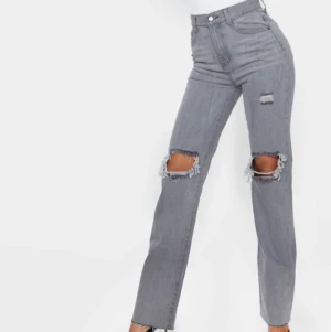 Grå jeans - Säljer dessa skitsnygga grå jeans med hål på knäna. De var verkligen mina favoritbyxor men tröttnade på de! De är i jättebra skick och i storlek 38 men passar mig som är 36💕