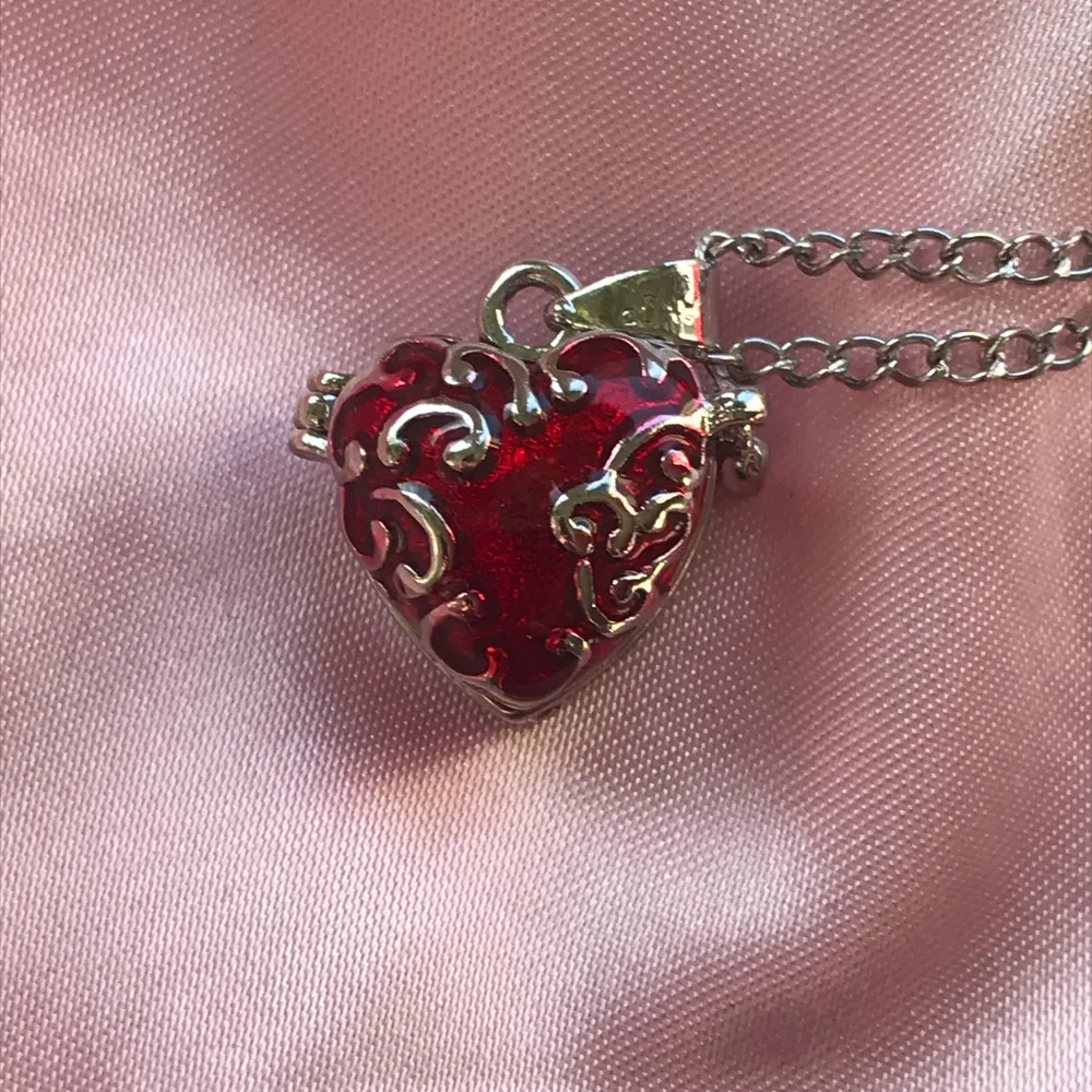 Sååå fina halsband med ett rött hjärta som går att öppna❤️ frakt 13kr. Finns bara i silver (ej äkta) och längd kan göras på beställning om det önskas. Om ni är intresserade så skriv er adresss privat så ve. Accessoarer.