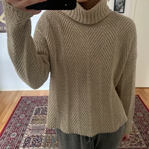 Tjock polotröja - Beige tjock stickad polotröja från mango bra skick