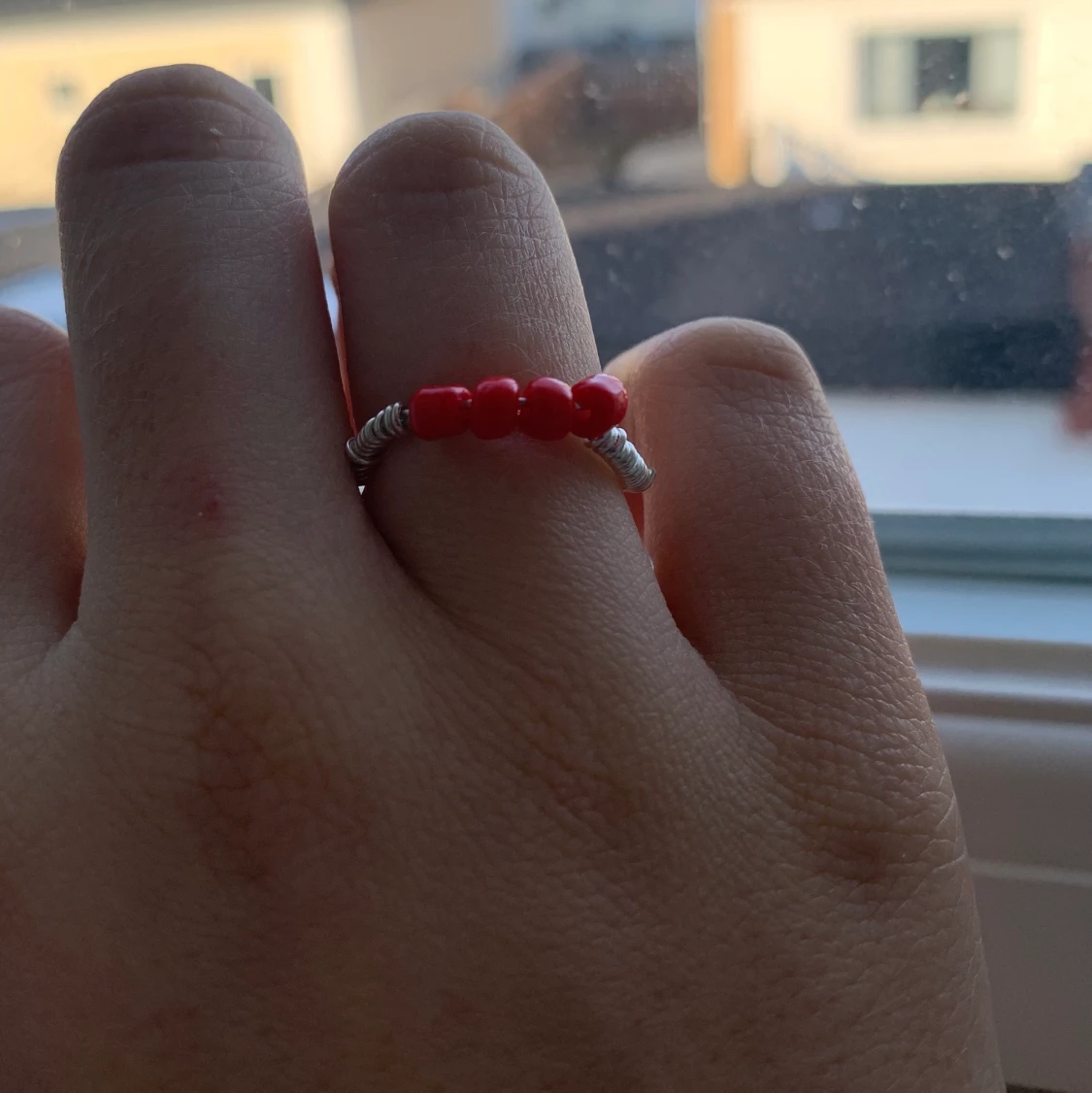 Ring med röda pärlor - 90