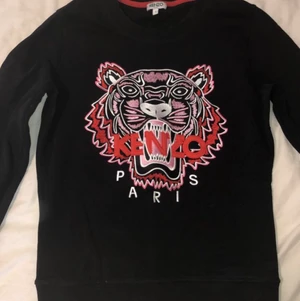 Kenzo tröja - Äkta super fin Kenzo tröja i storlek S. Jätte skönt material och mycket bra skick! Köpt ifrån Zoovillage.com 