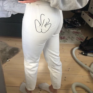 Vita mom jeans  - Superfina mom jeans från Nakd som är sparsamt använda då dem var försmå nästan från start. Kontur av en tjej på ena fickan bak
