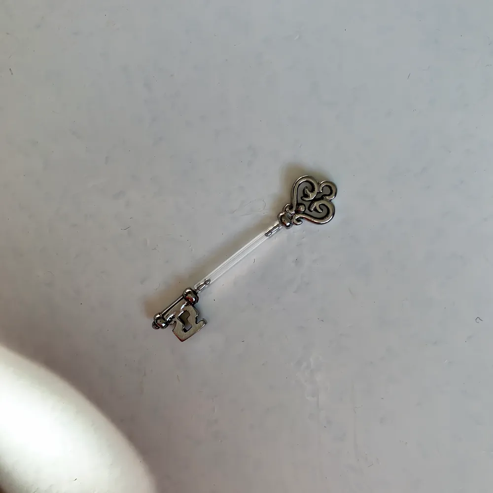 Silvrig piercingstav nyckel. Kirurgisk stål. Materialtjocklek: 1,6mm. Stavlängd: 16mm.                    • 𝐅𝐫𝐚𝐤𝐭 𝐢𝐧𝐫𝐚̈𝐤𝐧𝐚𝐭 𝐢 𝐩𝐫𝐢𝐬𝐞𝐭! • 📩🤍   . Accessoarer.