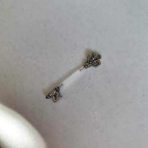 Silvrig piercingstav nyckel. Kirurgisk stål. Materialtjocklek: 1,6mm. Stavlängd: 16mm.                    • 𝐅𝐫𝐚𝐤𝐭 𝐢𝐧𝐫𝐚̈𝐤𝐧𝐚𝐭 𝐢 𝐩𝐫𝐢𝐬𝐞𝐭! • 📩🤍   