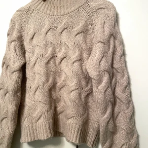 STICKAD TRÖJA NAKD - Fin beige stickad tröja från nakd!! Väldigt bra skick. Storlek s/m vilket passar 36 ungefär 🤍