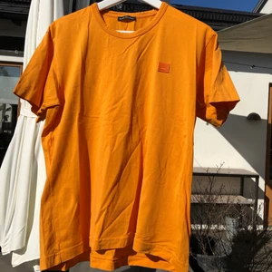 Acne T-shirt - Acne T-shirt perfekt till sommaren. Riktigt fin färg och skönt material. Använd ca 5 gånger och säljer då den är för liten.                                                          Cond 8/10                                                                        Storlek: Small