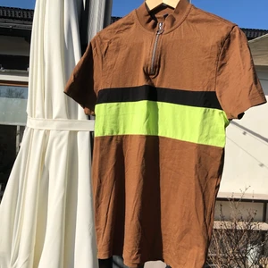 Asos T-shirt - Enkel T-shirt från asos. Najs brun färg med en jättesnygg liten krage och dragkedja. Säljer den då jag inte använder den.                                                       Cond: 7/10                                                                         Storlek: Small