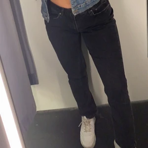 Jeans  - Säljer mina jeans från Vero Moda, passar S/M! W 28, L32💕 nypris ca 500kr, knappt använda ✨ 200kr + frakt 