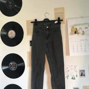 Svarta Levis Jeans i modellen High rise Skinny. Aldrig använda då de inte passar mig i storlek som är ganska kort och inte är min stil. 