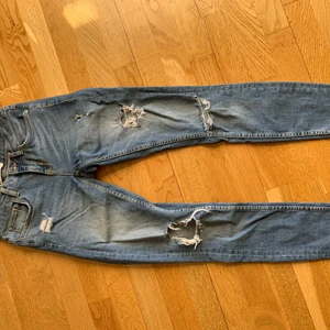 Ljusa jeans  - Säljer ett par jätte snygga ripped jeans från Gina Tricot pga att jag har växt ur dom:( De är använda en del men är fortfarande i bra skick 🤗 frakt ingår 📦