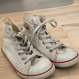 Converse  - Höga converse, använda därav priset. Men det finns inte några stora jätte synliga slitningar, så skulle ändå säga att de är i helt ok skick. Priset går att diskutera, kontakta vid frågor🕺🏼