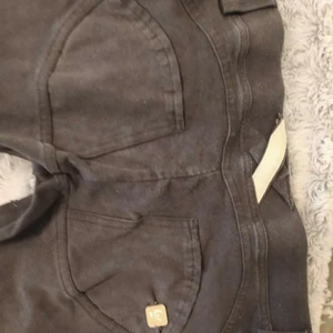 Freddy Wr Up, xs - Svarta med normal midja och raka ben, inga hål eller annat som är fel på dem. De är dock för små för mig. 