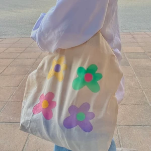 Tygkasse  - Jättefin tygkasse jag målat på själv! Perfekt till sommaren, den är 40x40 och har en innerficka som är perfekt att ha tex mobil elr nycklar i! Om flera är intresserade blir det budgivning i kommentarerna (buda minst 10kr mer)💕