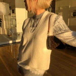 Kashmir och bomullsväst - Säljer mina två oanvända västar i Kashmir och bomullsblandning. Storlek small på dem båda💖 endast vita väskan kvar!