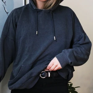 Hoodie från Monki - hoodie från Monki i det skick den ser ut som på bilden, använd ett tag så den säljs billigt! Köparen står för frakten 😊