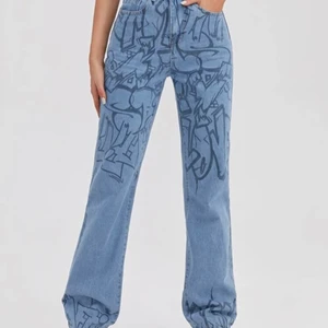 jeans med text - Jätte fina jeans från shein sitter jättebra men är tyärr lite förlånga för mig och stora i midjan dem är en storlek S (jag är 159) köpte dem för 239 kr satte priset på 190 men har du ett annat förskag kan vi diskutera det🥰