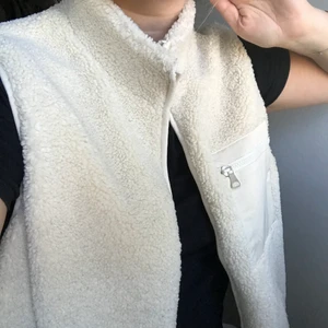 Flis väst - Krämvit väst i teddy
