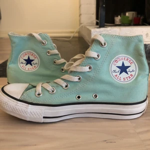 Converse stl 37,5 - Säljer mina turkosa converse då dom är för små för mig. De är i ett väldigt bra skick, lite smutsiga men det går enkelt att tvätta. Köparen står för frakt och kan mötas upp i Stockholm