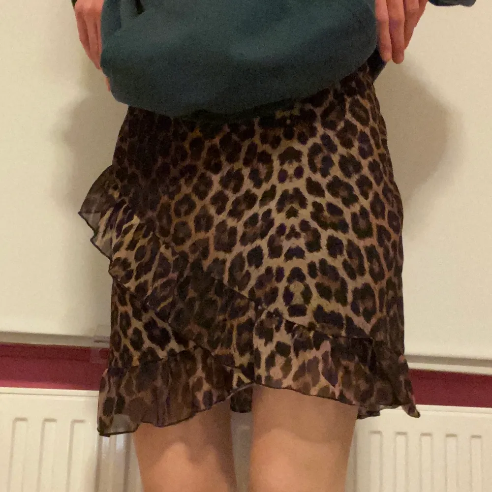 Intressekoll på den här kjolen!! Brun leopard i perfekt skick! Strl M men passar på mig som är S. Väldigt stretchig och bra längd🥰 Buda i kommentarerna med minst 10kr mellan varje bud, säljer endast vid bra bud. Kjolar.