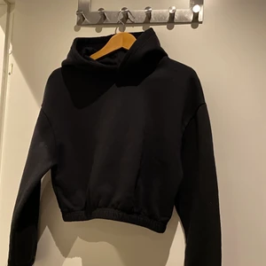 SVART HOODIE  - Säljer min svarta hoodie som är croppad. Den är från ZARA och är använd en gång. Storlek S, säljer för 100kr. 