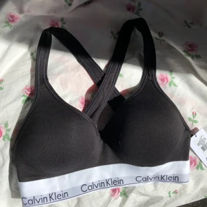 Ck bralette - Helt ny svart bralette från Calvin Klein, nypris 500kr jag säljer för 199. Storlek S 💞 skicka gärna för frågor eller fler bilder🥰