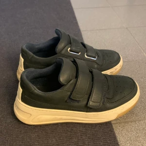 Acne studios skor - Sparsamt använda acne skor. Storlek 36. Köpta i Stockholm för 3000kr. Finns inte kvar 