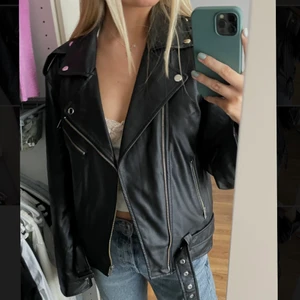 Reclaimed Vintage skinnjacka - Assnygg fordrad skinnjacka från Reclaimed Vintage (skinnimitation). Storlek S men är oversized. Säljs då jag har en redan har en liknande🧚🏽‍♀️💕