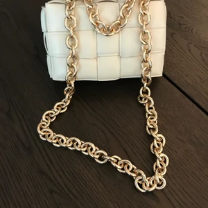 Bottega Venetta Väska (replika) - Superfin replika av Bottega Venetta väskan. Färgen är beige, storlek 24cm. Väskan är helt ny!! Tung kedja!!