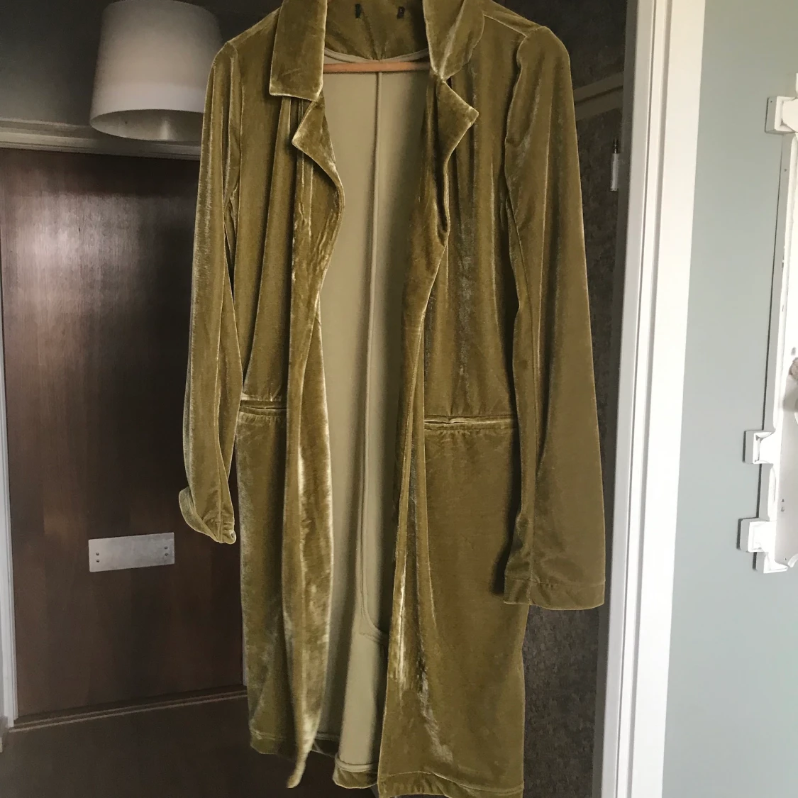 Olivgrön sammets kavaj ( knälång) - 91