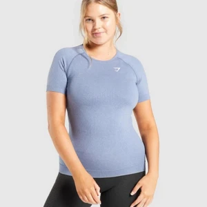 Tränings t-suger Gymshark - Jättefin blå seamless t-shirt från Gymshark! Skönt, lite tjockare material med bra kvalite. Storlek L men passar oxå S o M då den sitter tight och formas av kroppen. Aldrig använd men bortklippta lappar. Säljer då jag har en likadan! Köpt för 350kr + frakt!