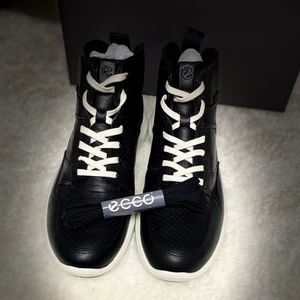 Ecco -höga sneakers  - Oanvända sneakers från Ecco är i svart,frakt ingår