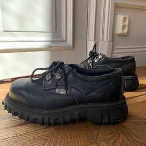 Låga kängor - Sjukt snygga svarta kängor i strl 41/42. Lite slitningar framtill på ena skon. 